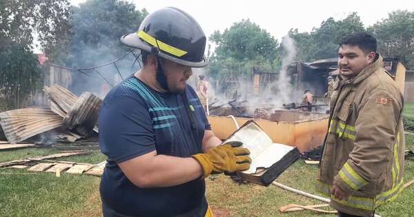 La Nación / Solo una biblia se salvó del incendio de la casa de un bombero en Curuguaty