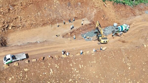 Prosiguen tareas de construcción del puente sobre el río Monday - La Clave