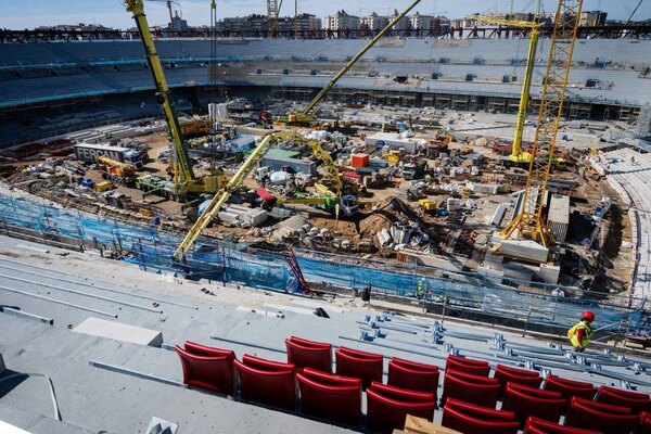 Versus / ¡Insólito! Obreros del nuevo Camp Nou se enzarzan en una pelea multitudinaria