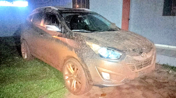 Tras persecución y enfrentamiento abandonaron camioneta robada - La Clave