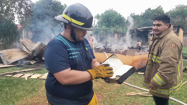 Solo una biblia se salvó del incendio de la casa de un bombero en Curuguaty - Noticiero Paraguay