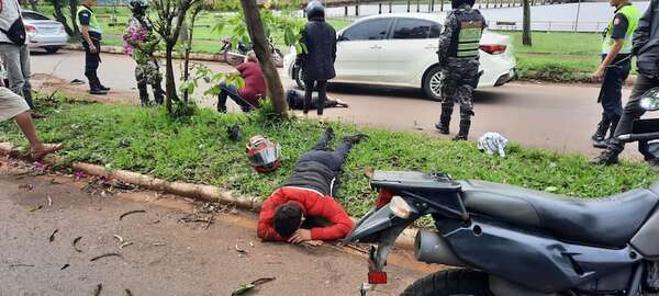 Encarnación: jóvenes eran perseguidos por agentes del grupo Lince y terminaron chocando contra un árbol - Policiales - ABC Color
