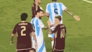 Messi le tocó la cara al 10 de Venezuela y este le dio saplé en la mano
