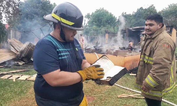 Solo una biblia se salvó del incendio de la casa de un bombero en Curuguaty – Prensa 5