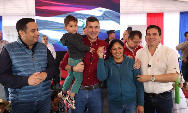 Familias de Central reciben llaves de sus viviendas y Gobierno supera las 2.100 casas inauguradas