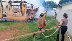 Incendio consume una vivienda, pero se salvan un niño y su niñera