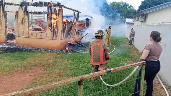 Incendio consume una vivienda, pero se salvan un niño y su niñera