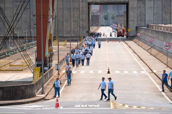 Más de 1.700 empleados evacuaron la Central Hidroeléctrica de Itaipú - Nacionales - ABC Color