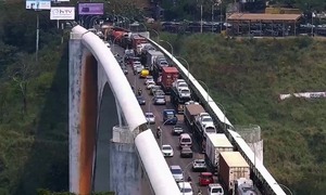 Limitan liberación de camiones a 50 por hora para reducir congestión vehicular en el Este - ADN Digital