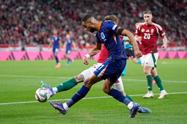 Versus / Países Bajos salva un empate en Hungría pese a la expulsión de Van Dijk