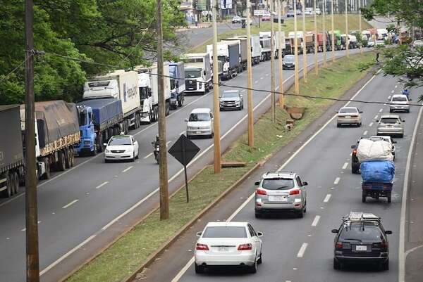 Piden que el MOPC prohíba a camiones estacionar sobre la ruta PY02 en Ciudad del Este - ABC en el Este - ABC Color