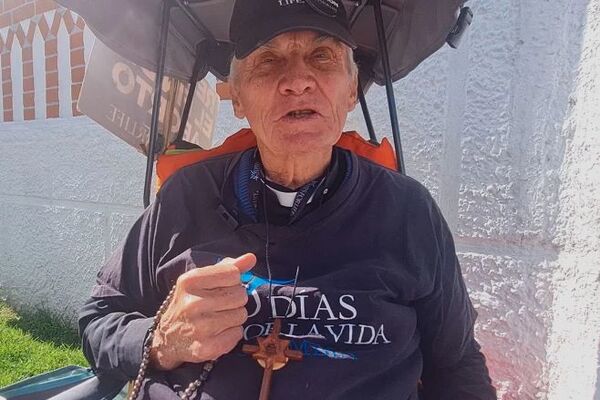 Fallece sacerdote que consagró su vida a rezar en la puerta de un centro de abortos