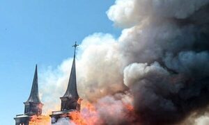 Histórica Iglesia San Francisco de Iquique ha sido consumida por un devastador incendio