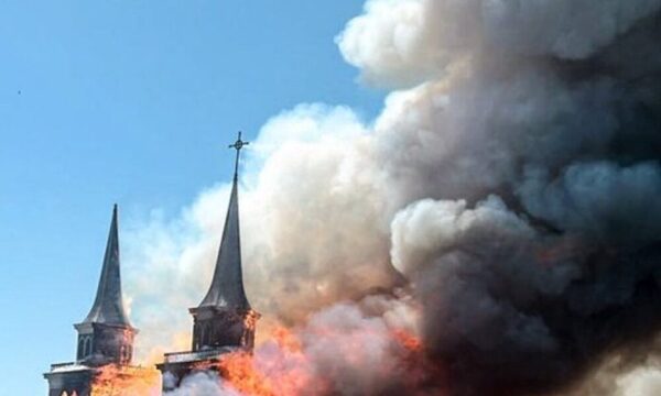 Histórica Iglesia San Francisco de Iquique ha sido consumida por un devastador incendio