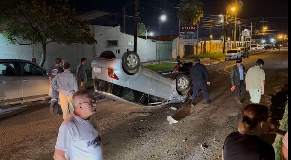 Vuelco de vehículo y choque en el centro de Concepción: conductor positivo al alcohol