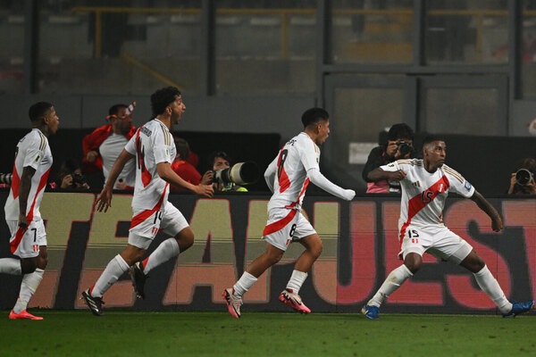 Versus / Perú consigue su primera victoria y acrecienta la crisis de Uruguay