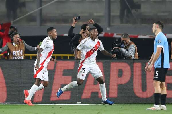 Perú golpea a Uruguay y con el primer triunfo deja el sótano a Chile - Fútbol Internacional - ABC Color