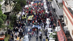 Organizaciones marchan contra la reforma laboral