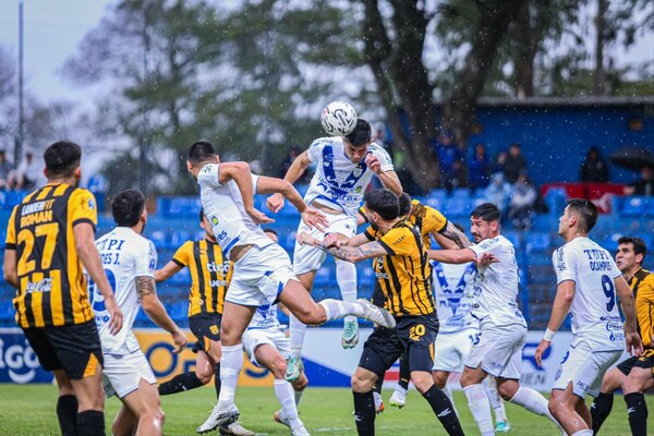 Versus / Guaraní quiere festejo completo en el día de su aniversario 121