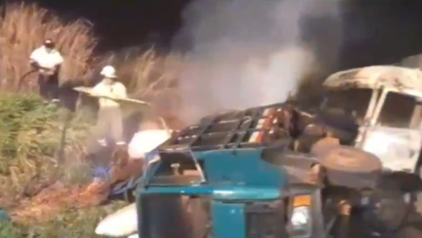 Chofer se salva tras terrible choque de camiones e incendio de su cabina