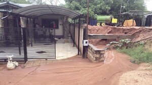 Arena de relleno del vecino está por caer sobre casa ajena