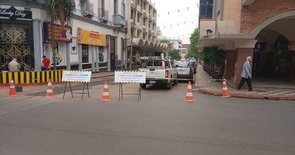 Diario HOY | Por baja presión del agua, cambian cañerías en un tramo del microcentro