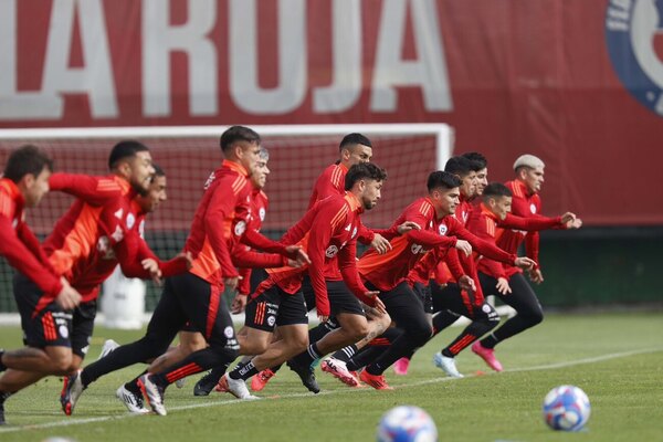 Versus / Chile pierde a un delantero para el partido ante Colombia, donde está obligado a ganar