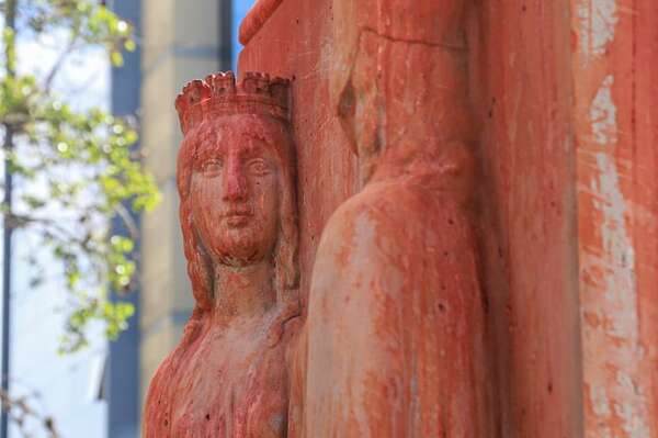 Arrojan pintura a estatua de Isabel la Católica en rechazo al “colonialismo” en Bolivia - Mundo - ABC Color