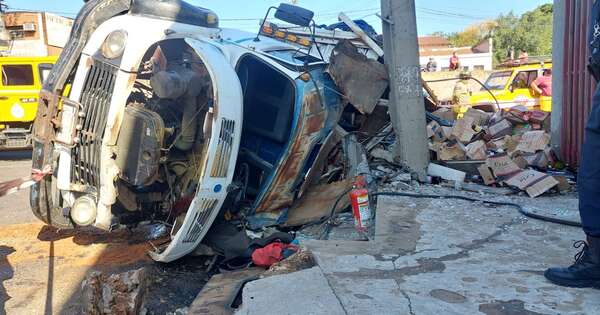 La Nación / Tras persecución, camión cargado de contrabando volcó en Asunción