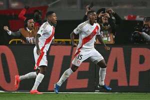 Perú logra su primer triunfo y sale del último lugar de las Eliminatorias - Fútbol Internacional - ABC Color