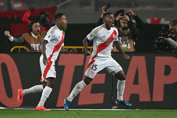Perú logra su primer triunfo y sale del último lugar de las Eliminatorias - Fútbol Internacional - ABC Color