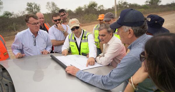 La Nación / Técnicos verifican avance de la ruta Bioceánica en el tramo Mcal. Estigarribia-Pozo Hondo