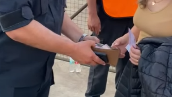 ¡Gol de honestidad! Policía devuelve billetera perdida en un estadio