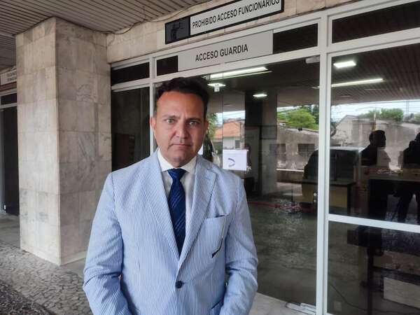 Abogado de sospechoso de feminicidio asegura que víctima murió por caer de las escaleras - Policiales - ABC Color
