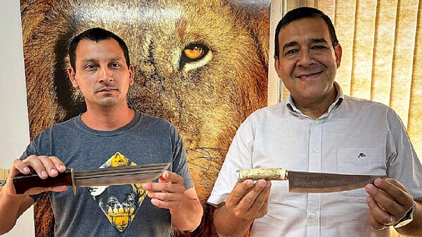 No le fue bien como chapista y ahora crea cuchillos artesanales