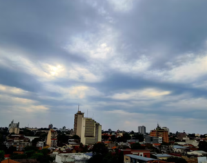 Pronostican un lunes cálido a caluroso con lluvias