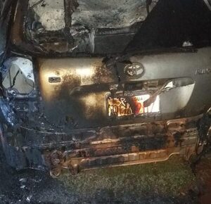 Hombre incendia vehículo de su ex pareja