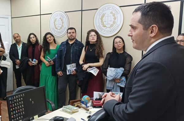 Visita guiada a estudiantes en la sede Judicial de Asunción