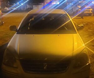 Interceptan a borracho y mujer se fuga durante control