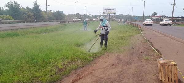 Operativo de limpieza en la Ruta PY06 mejora el acceso a Encarnación
