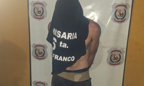 Desgraciado amenazó con cuchillo a su familia