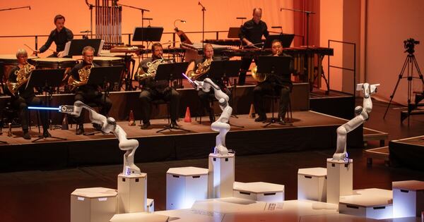 La Nación / Un robot con tres brazos dirigió a una orquesta alemana