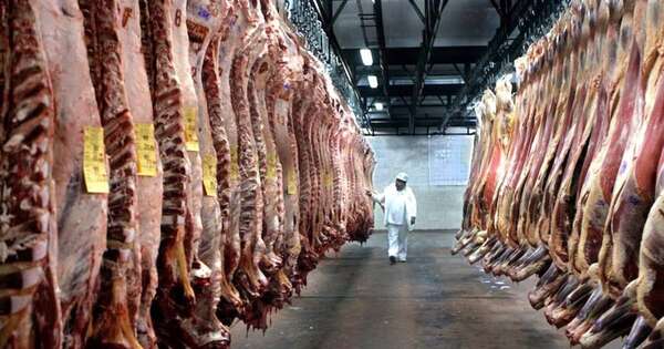 Diario HOY | Turista quedó sorprendido al ver la góndola de carnes en Asunción