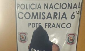 Detienen a un adicto por amenazar a su mamá de 71 años con un cuchillo
