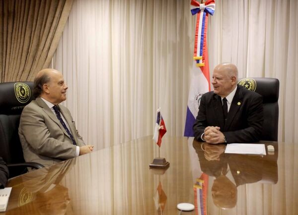El presidente de la Corte Suprema de Justicia recibió al embajador de Chile en Paraguay