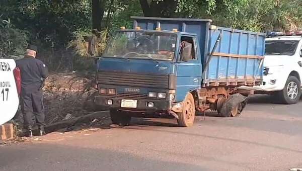 Abandonan camión repleto de marihuana tras accidente en Pedro Juan Caballero - Policiales - ABC Color