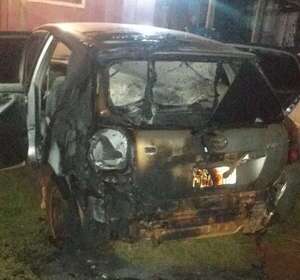 Incendian vehículo y víctima apunta a su exnovio - ABC en el Este - ABC Color