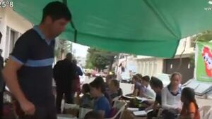 Niños dan clases en plena calle frente al INDERT - SNT