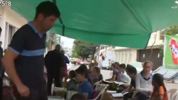 Niños dan clases en plena calle frente al INDERT - SNT
