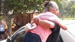 Reencuentro entre madre e hijo emocionó al rollo